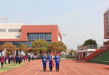 铭记先烈恩情，践行感恩担当|我校举行升旗仪式
