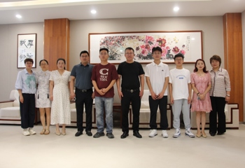 严规慈训磨心志，今朝锦旗颂师恩